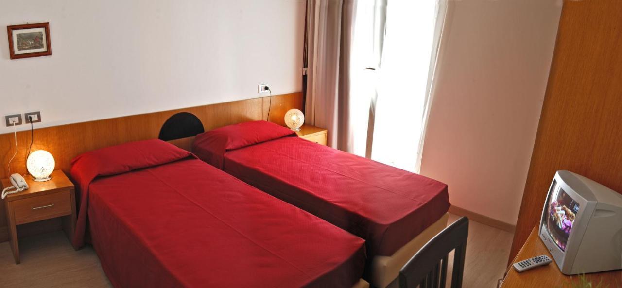 Hotel Morolli Ріміні Екстер'єр фото