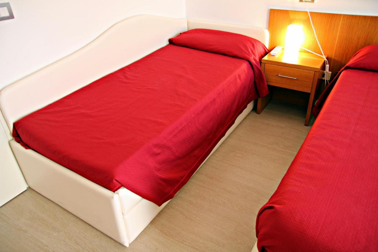 Hotel Morolli Ріміні Екстер'єр фото