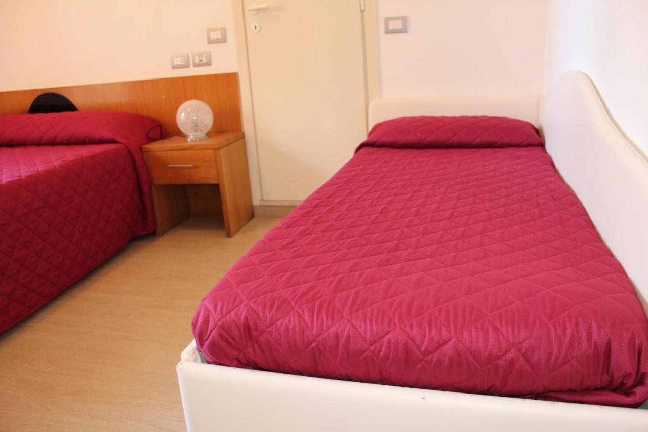 Hotel Morolli Ріміні Екстер'єр фото