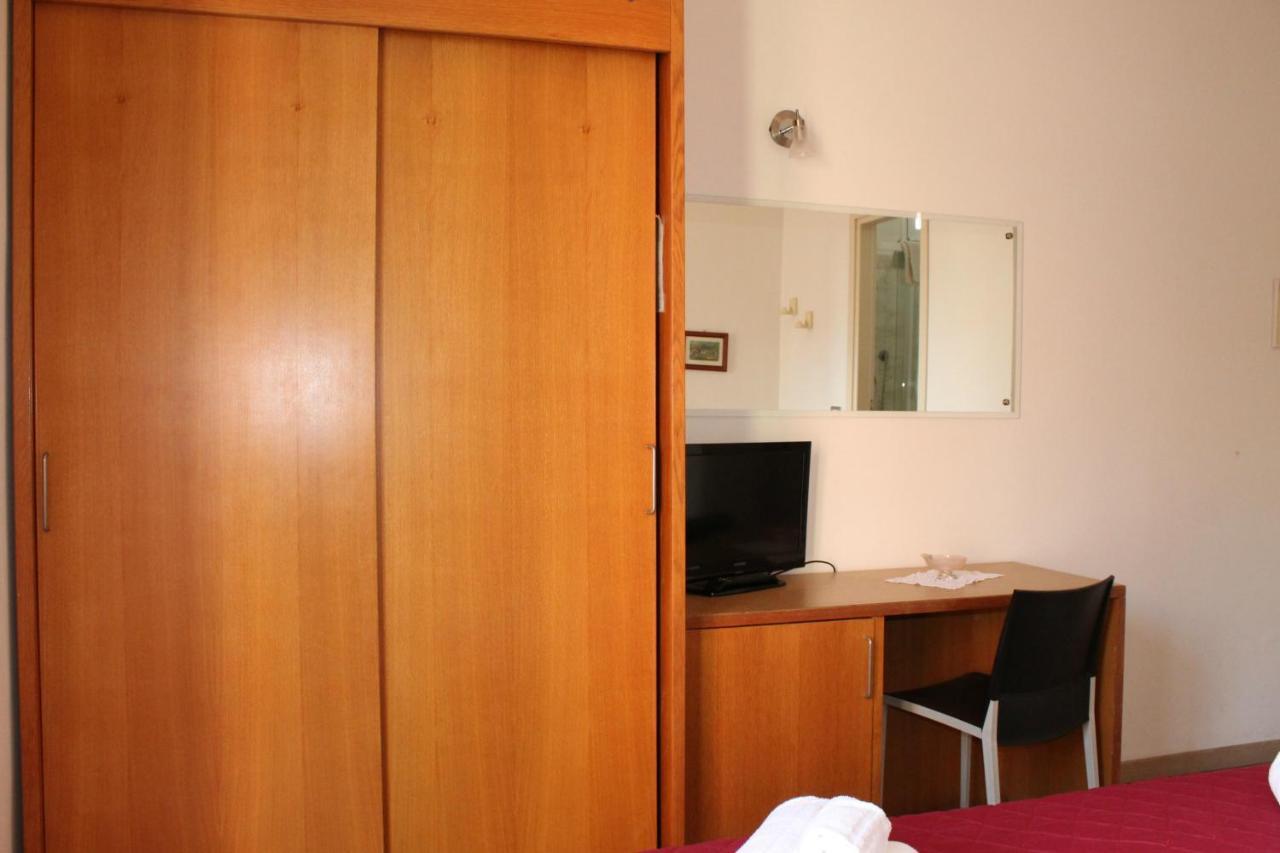 Hotel Morolli Ріміні Екстер'єр фото